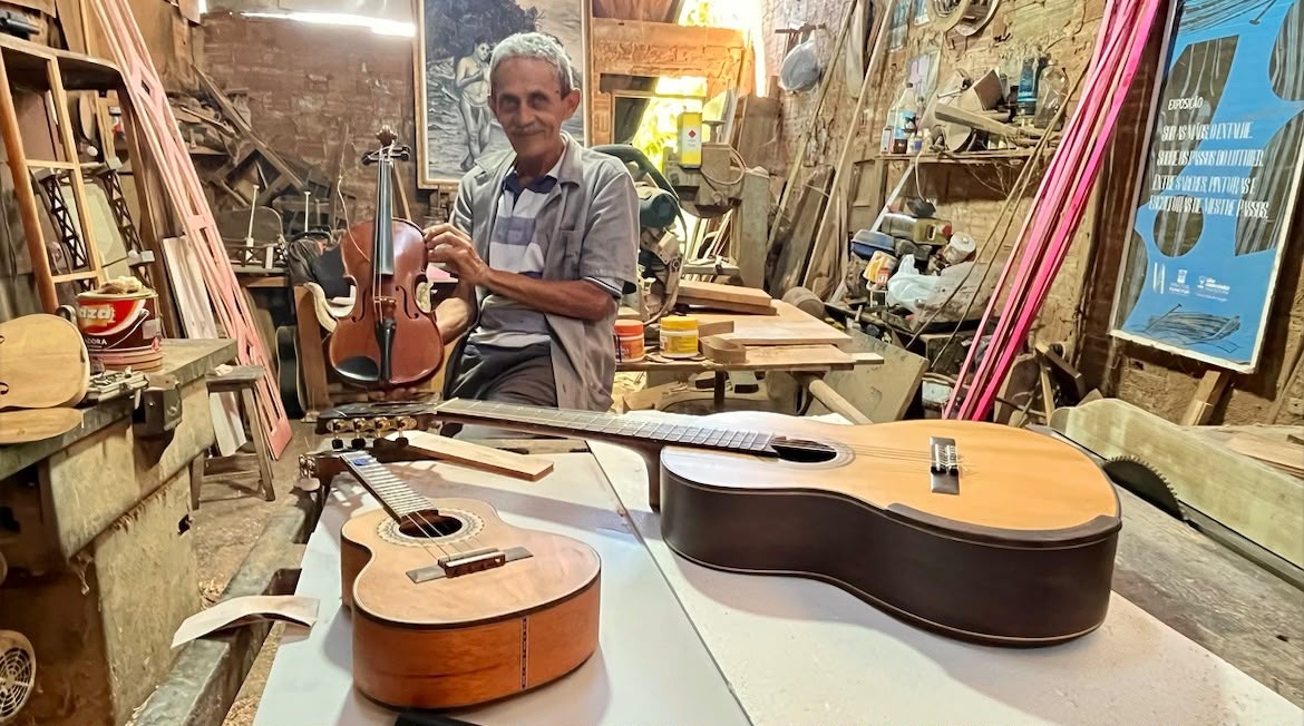 Mestre Passos e os instrumentos que fabrica. Foto: Andr&eacute;a Moura