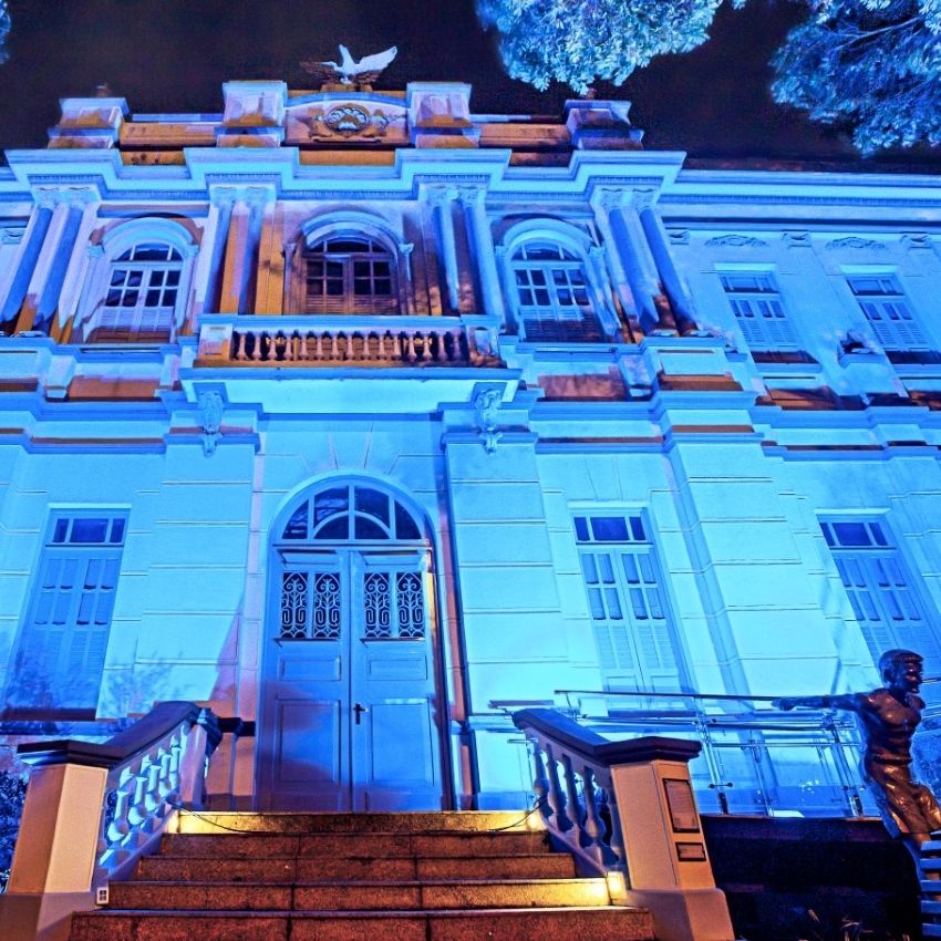 Fachada do Museu da Gente Sergipana está iluminada com a cor azul