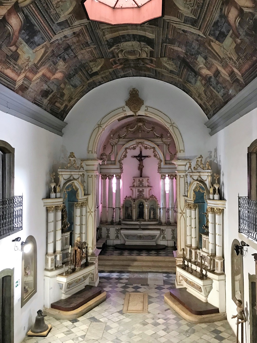 Vista do altar principal da Capela São Francisco