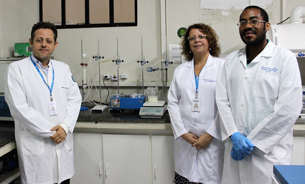 Parte da equipe do projeto, da esquerda para a direita: Dr. Álvaro Lima, Dra. Cleide Soares e o aluno de IC, Jônatas Levi Santos