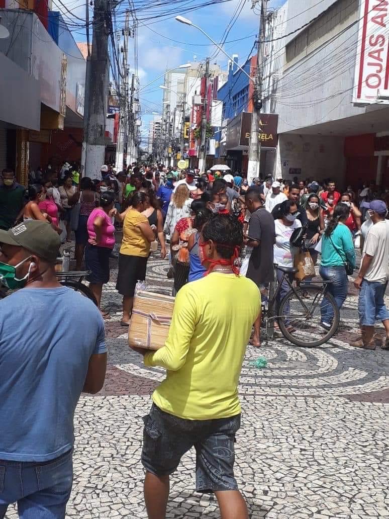 Foto publicada em rede social, tirada no centro comercial de Aracaju, nas proximidades da agência centro da CEF, no dia 29/04 - autor desconhecido