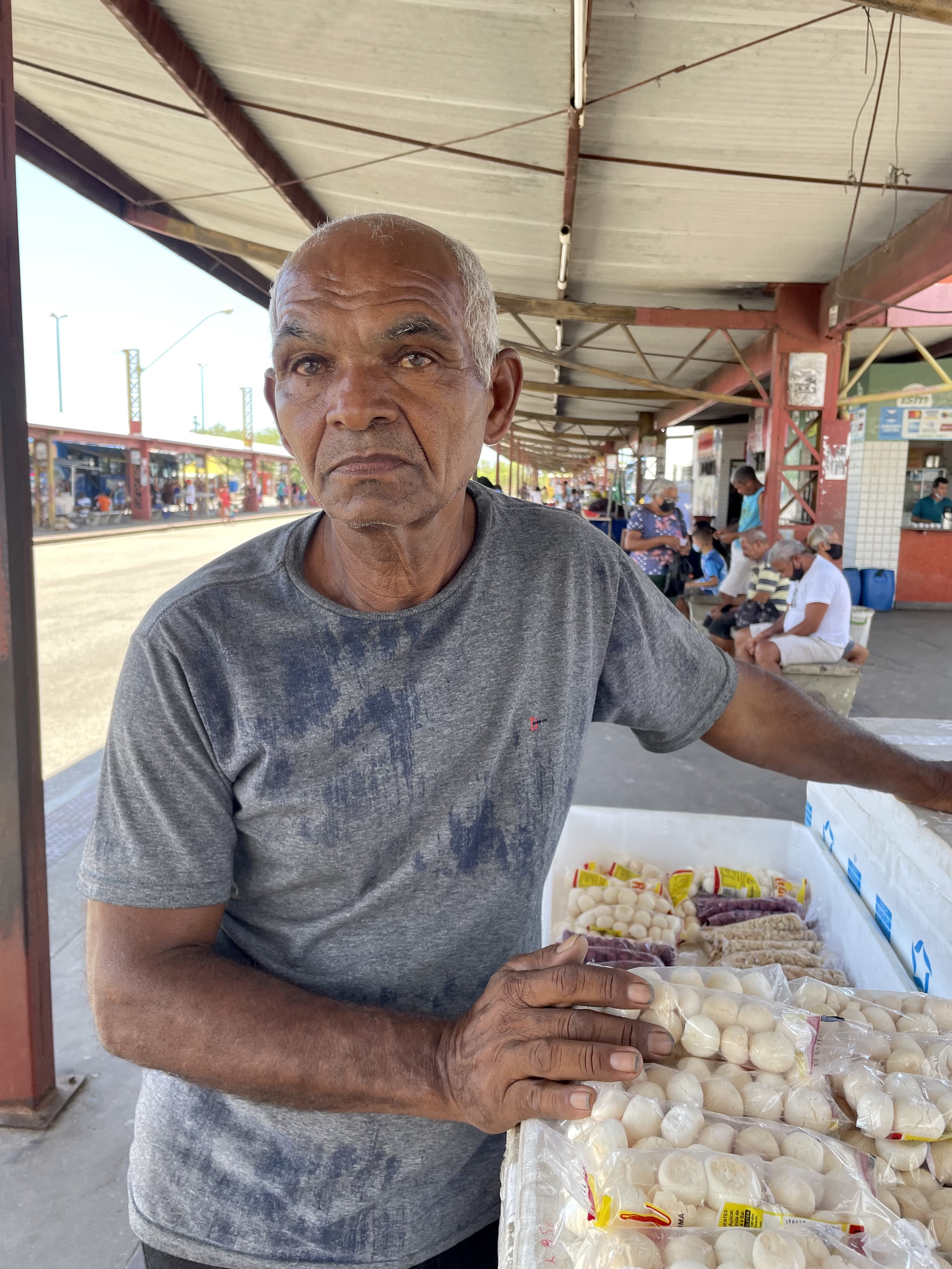 Antônio Rodrigues tira o sustento vendendo doces no terminal da Zona Oeste. Foto: PVS