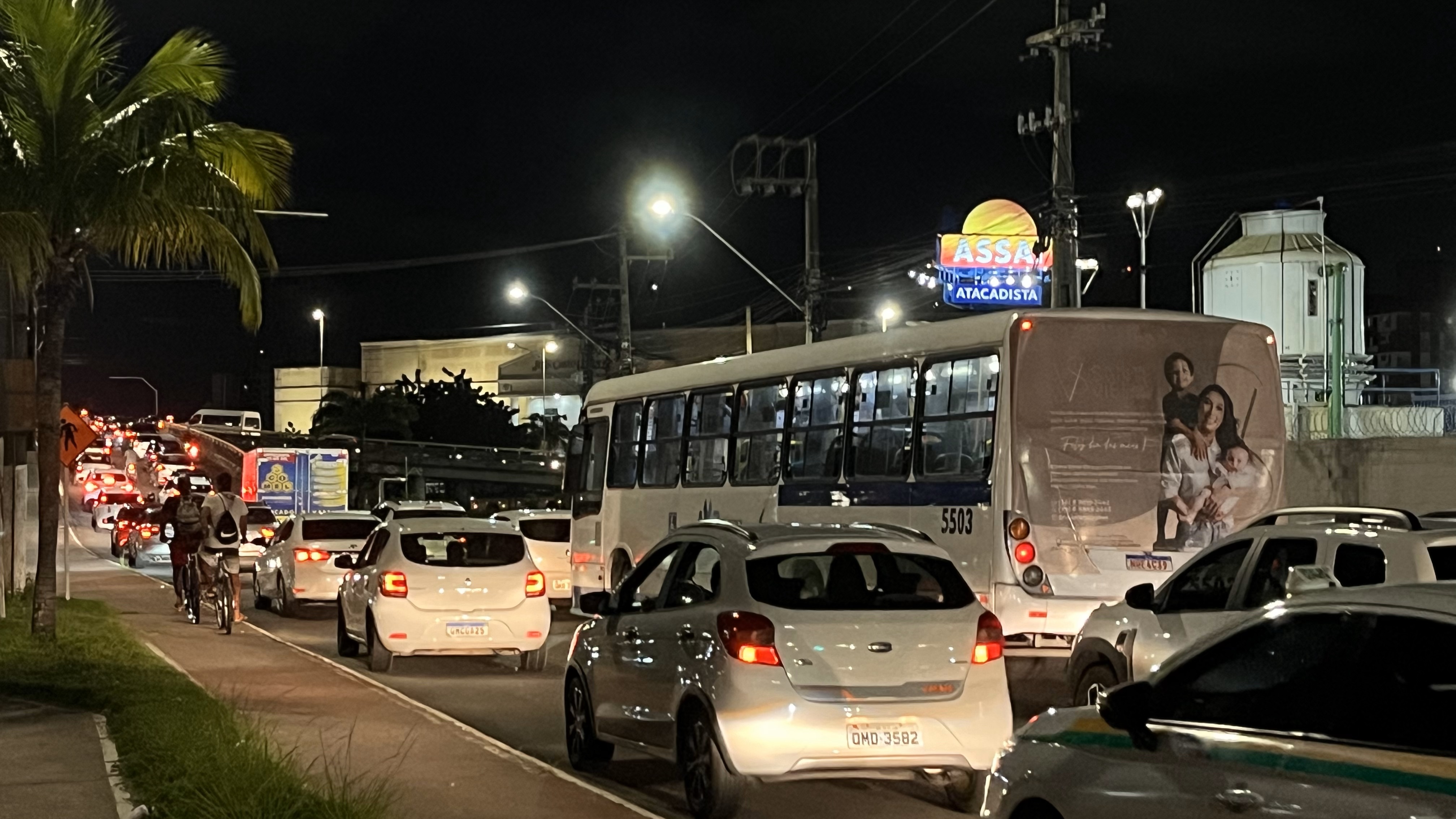 Avenida Tancredo Neves, próximo ao viaduto do DIA, todo início de noite, em dias úteis. Foto: Andréa Moura.