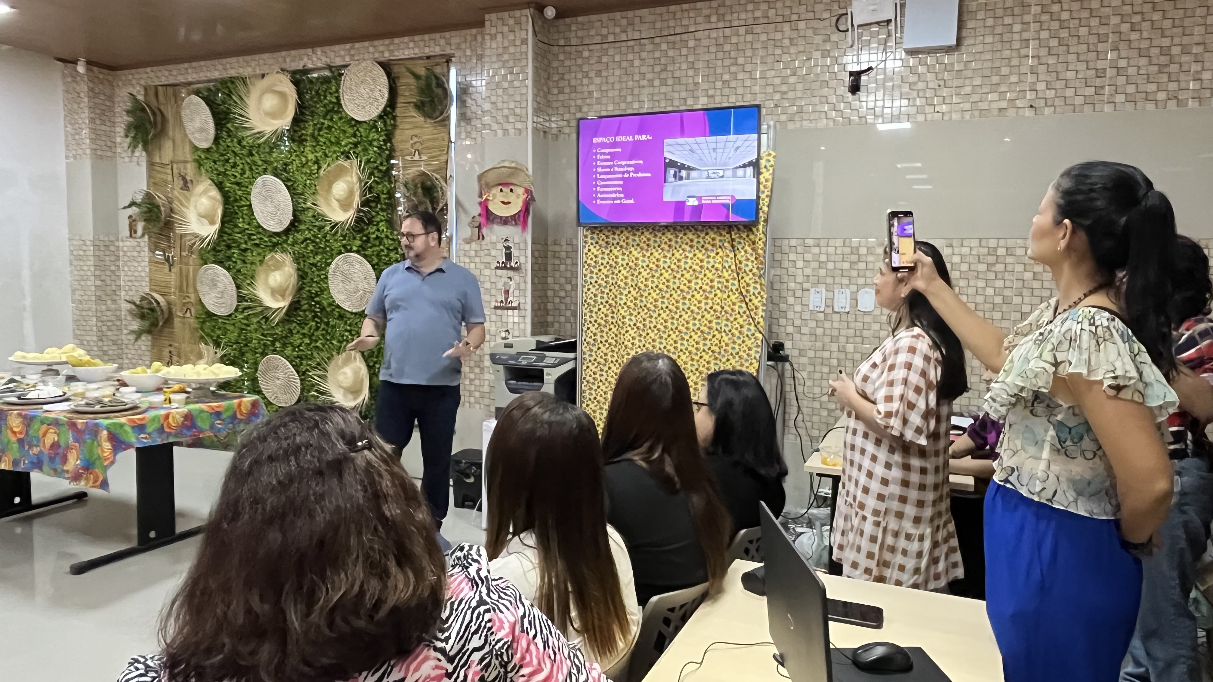 Apresentação do projeto, por Alexandre Porto, em uma das edições do Café do Porto Farol